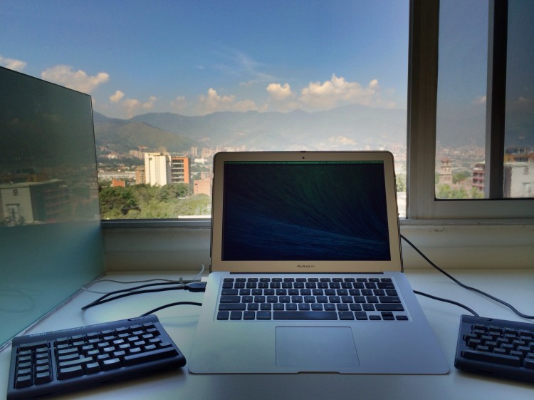 split-keyboard-coworkin-setup